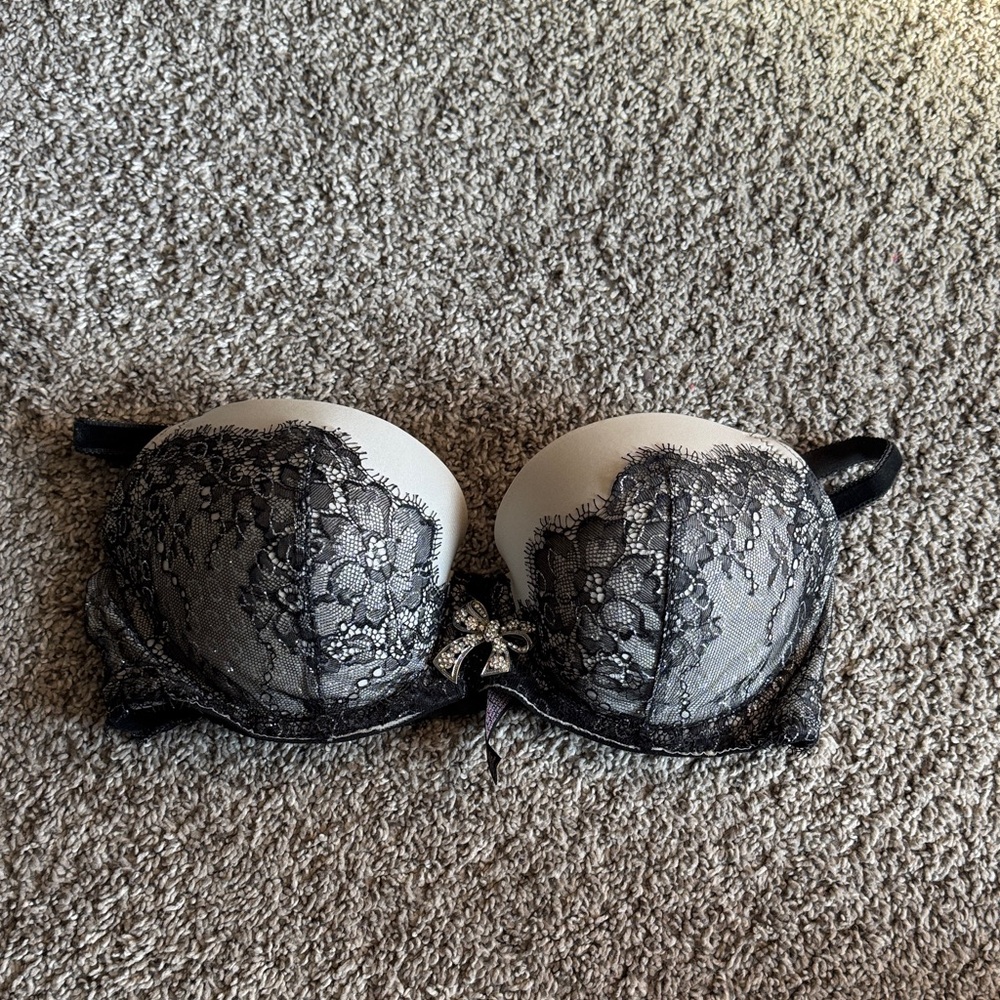Victoria's Secret Black and Cream Lace Bra